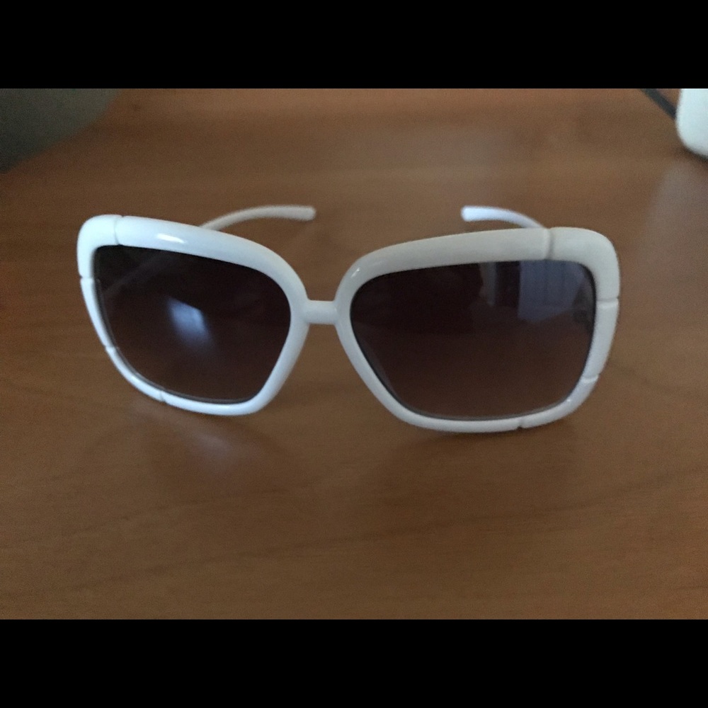 💥3/$12💥1Trendy white sunglass